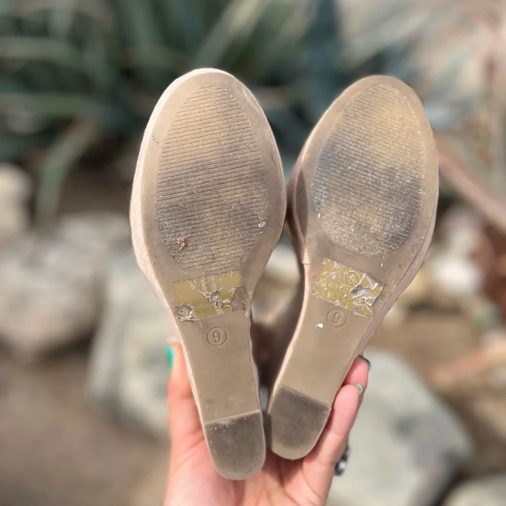 OLIVIA FERGUSON | Chic Tan Wedge Sandals 9
